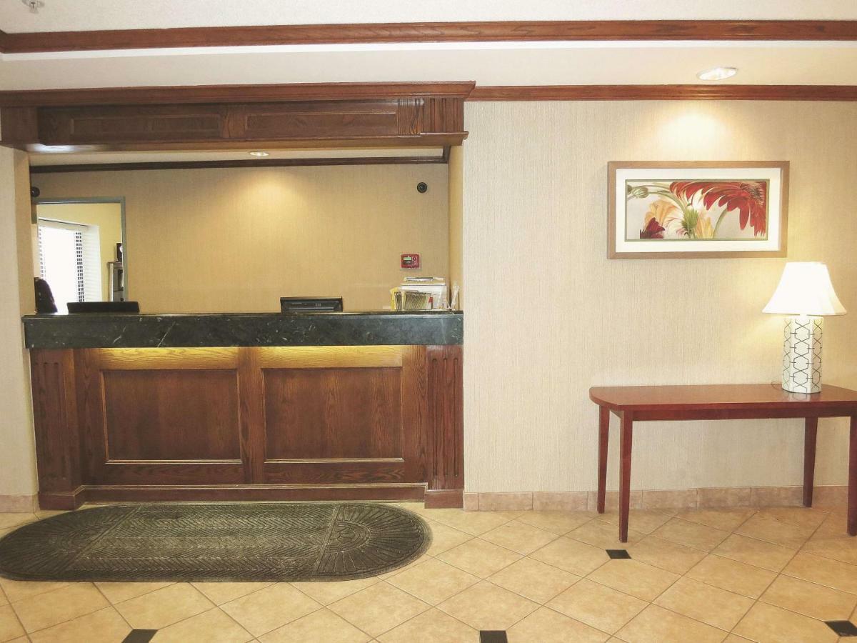 La Quinta Inn By Wyndham Milwaukee West Brookfield Exteriör bild